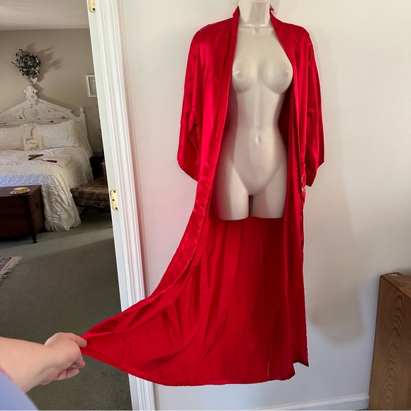 Elegant Red Satin Robe - Picture 5 of 10